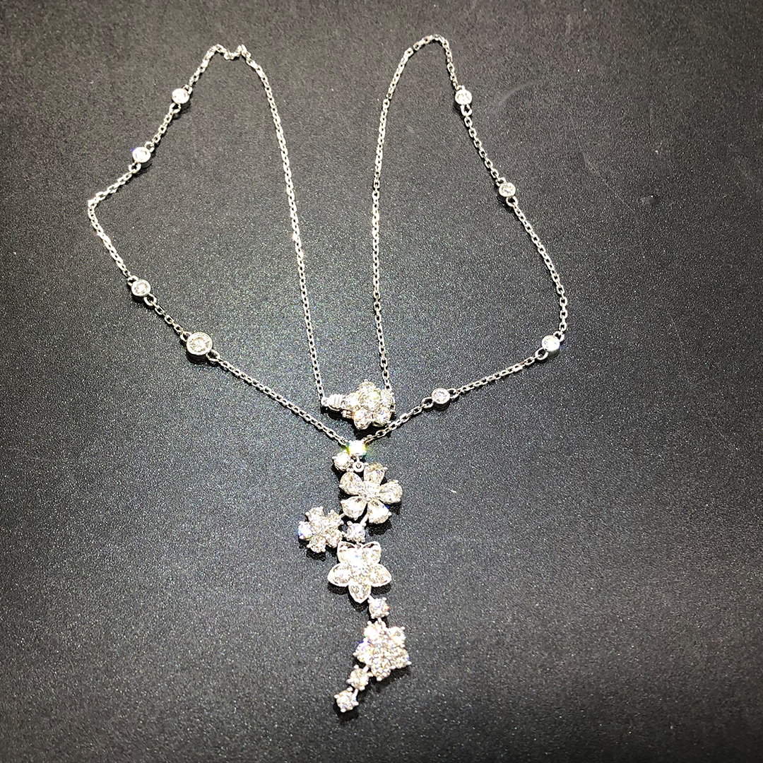 Van Cleef & Arpels Folie Des Pres 18k White Gold Diamond Flowers Pendant Necklace VCARP05K00