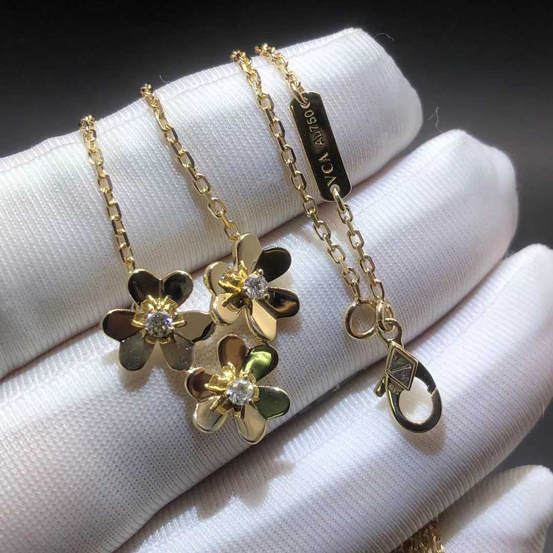 Van Cleef & Arpels Frivole Frivole 18k Yellow Gold Mini 3 Flowers Pendant Necklace VCARP2DU00